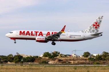 Luqa, Malta - 16 Haziran 2022: Malta Air Boeing 737-8 MAX 200 (REG: 9H-VUA) 31 numaralı pistte akşam vakti.