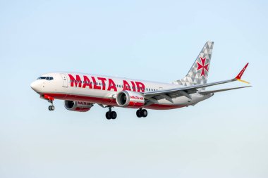 Luqa, Malta - 16 Haziran 2022: Malta Air Boeing 737-8 MAX 200 (REG: 9H-VUA) 31 numaralı pistte akşam vakti.
