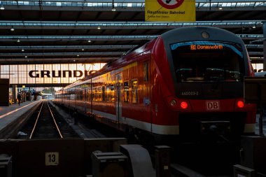 Münih, Almanya 27 Ağustos 2014: Akşam saatlerinde Münih Ana Tren İstasyonu.