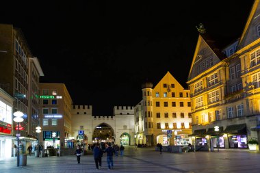 Almanya 'nın Münih şehrinde bir gece manzarası