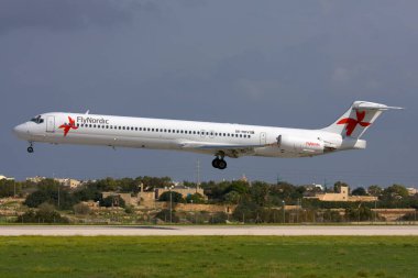 Luqa, Malta - 31 Ekim 2007: FlyNordic McDonnell Douglas MD-83 (DC-9-83) (Reg. : SE-RDV İskandinavya 'da çok daha soğuk bir iklimden geliyor.