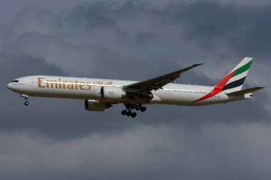 Luqa, Malta - 12 Kasım 2007: Emirates Boeing 777-31H / ER (Reg. : A6-EBS) Dubai 'den günlük uçuşuna iniyor.