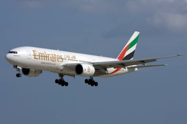 Luqa, Malta - 7 Kasım 2007: Emirates Boeing 777-21H (Reg. : A6-EMD) 31. piste inmek üzere.