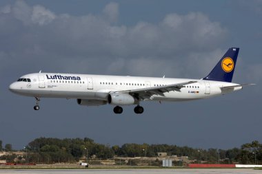 Luqa, Malta - 7 Kasım 2007: Lufthansa Airbus A321-131 (Reg. : D-AIRO) İniş pisti 31.