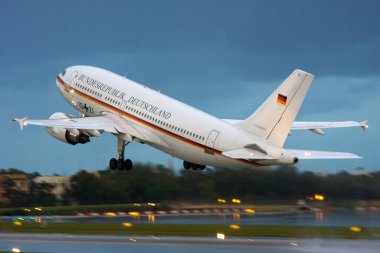 Luqa, Malta 17 Kasım 2007: Alman Hava Kuvvetleri (Luftwaffe) Airbus A310-304.