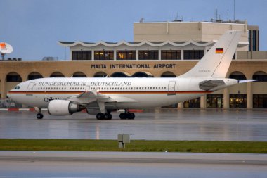 Luqa, Malta 17 Kasım 2007: Alman Hava Kuvvetleri (Luftwaffe) Airbus A310-304.