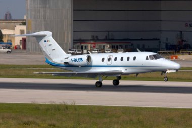 Luqa, Malta - 20 Kasım 2007: Cessna 650 Citation VI (Reg. : I-BLUB) pist 13-31 'de enstrüman kalibrasyonu yapıyor.