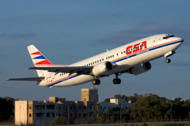 Luqa, Malta 20 Kasım 2007: CSA - Çek Hava Yolları Boeing 737-436 (REG: OK-WGX) Malta 13 numaralı pistten kalkıyor.