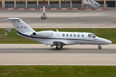 Luqa, Malta - 23 Kasım 2007: Özel Cessna 525A Citation CJ2 (REG: D-IPVD) 14 numaralı piste indi.