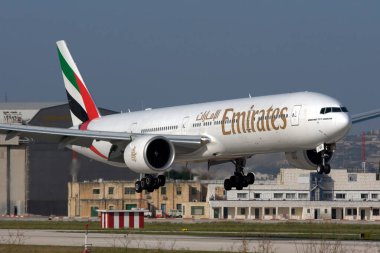 Luqa, Malta - 26 Kasım 2007: Emirates Boeing 777-31H / ER (Reg. : A6-EBX) 13 numaralı pistte.