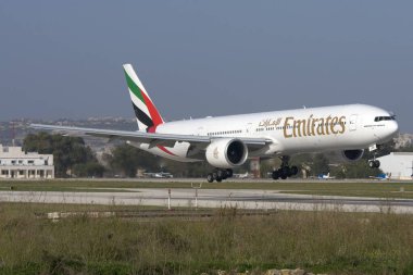 Luqa, Malta - 26 Kasım 2007: Emirates Boeing 777-31H / ER (Reg. : A6-EBX) 13 numaralı pistte.