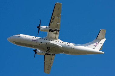 Luqa, Malta - 14 Aralık 2007: Sevenair ATR ATR-42-300 (Reg. : TS-LBA) 31. pistten çıkıyor.