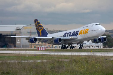 Luqa, Malta - 20 Aralık 2007: Atlas Air Boeing 747-2D7B (Reg. : N527MC) 13. piste inişe saniyeler..