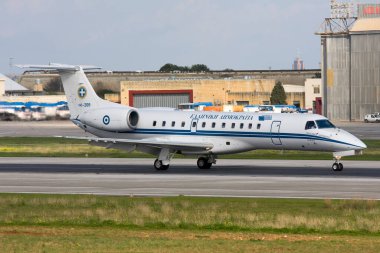 Luqa, Malta - 12 Ocak 2008: Yunan Hava Kuvvetleri Embraer ERJ-135LR (EMB-135LR) (REG: 145-209) iniş pisti 13..