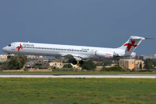 Luqa, Malta - 31 Ekim 2007: FlyNordic McDonnell Douglas MD-83 (DC-9-83) (Reg. : SE-RDV İskandinavya 'da çok daha soğuk bir iklimden geliyor.