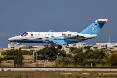 Luqa, Malta - 8 Eylül 2022: Air Charter Scotland Cessna 525B CJ3 + (REG: 9H-WIN) iniş pisti 31.