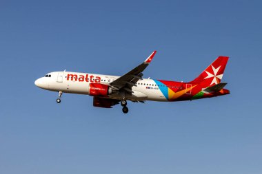Luqa, Malta - 16 Eylül 2022: Air Malta Airbus A320-251N (REG: 9H-NEB) 31 numaralı pistte.