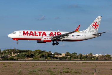 Luqa, Malta - 13 Eylül 2022: Malta Air Boeing 737-8 MAX 200 (REG: 9H-VUE) 31 numaralı pistte.