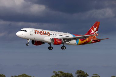 Luqa, Malta - 13 Eylül 2022: Air Malta Airbus A320-214 (REG: 9H-AEP) iniş pisti 31.