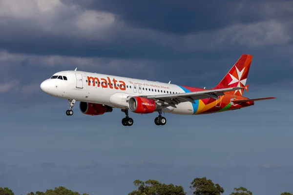 Luqa, Malta - 13 Eylül 2022: Air Malta Airbus A320-214 (REG: 9H-AEP) iniş pisti 31.