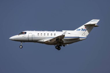 Luqa, Malta - 1 Ekim 2022: Özel bir Hawker Beechcraft 900XP (REG: CN-RBS) 31. piste geliyor.