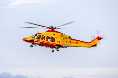 Luqa, Malta: 27 Eylül 2022: Babcock MCS Italia AgustaWestland (HeliVert) AW-139 (REG: I-SRNT) akşam çok geç saatlerde karaya çıkıyor.