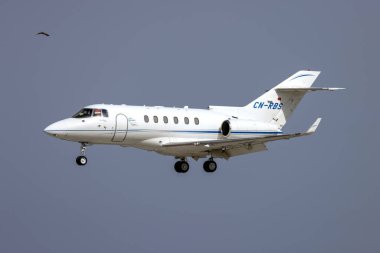 Luqa, Malta - 1 Ekim 2022: Özel bir Hawker Beechcraft 900XP (REG: CN-RBS) 31. piste geliyor.