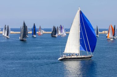 Grand Harbour, Malta - 22 Ekim 2022: Orta Deniz Yarışı 'nın 2022 sayısına neredeyse tamamen sakin koşullar nedeniyle çok yavaş bir başlangıç.