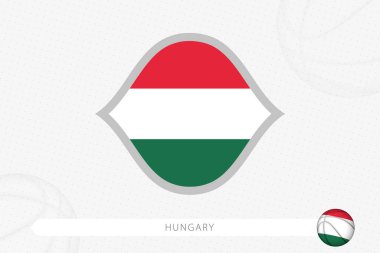 Gri basketbol arka planında Macaristan bayrağı.