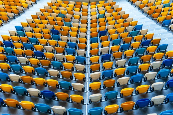 Ventiladores Sentados Borrosa Sillas Plástico Color Fondo Del Estadio Fútbol — Foto de Stock