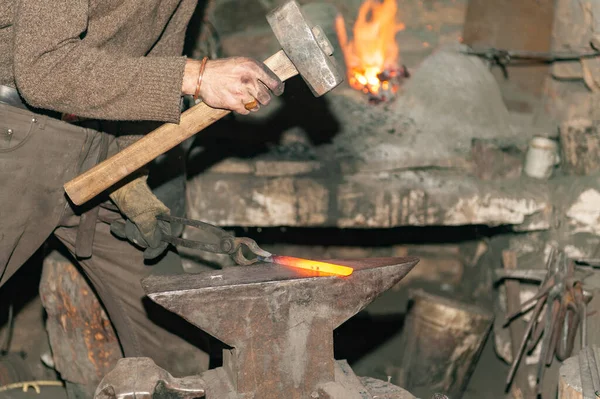 Forgeron Travail Métal Avec Marteau Sur Enclume Dans Forge — Photo