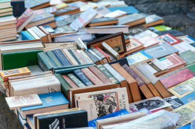 Lviv şehri / Ukrayna - Ocak 2021: Lions, Ukrayna 'daki antik kitap bit pazarı. Sokakta eski kitapların satışı