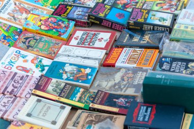 Lviv şehri / Ukrayna - Ocak 2021: Lions, Ukrayna 'daki antik kitap bit pazarı. Sokakta eski kitapların satışı