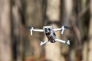 Helikopterin uçuşu. Gökyüzünden video çekimi. Fotoğraf ve video çekimi için modern teknoloji