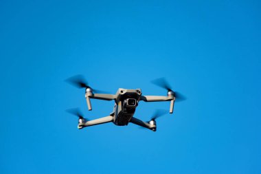 Helikopterin uçuşu. Gökyüzünden video çekimi. Fotoğraf ve video çekimi için modern teknoloji