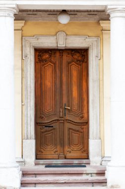 Ukrayna 'daki eski Lviv şehrinin kapıları. Orijinal otantik kapılar Lviv 'deki Rynok Meydanı' nın dışında..