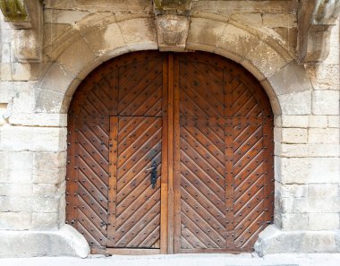 Ukrayna 'daki eski Lviv şehrinin kapıları. Orijinal otantik kapılar Lviv 'deki Rynok Meydanı' nın dışında..