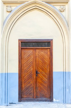 Ukrayna 'daki eski Lviv şehrinin kapıları. Orijinal otantik kapılar Lviv 'deki Rynok Meydanı' nın dışında..