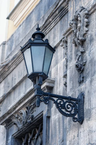 建物のファサードに古い街路灯の照明 街の通りに黄昏 建物の照明 レトロな提灯の照明 暖かい光の輝き 街路灯 ヴィンテージランタン — ストック写真