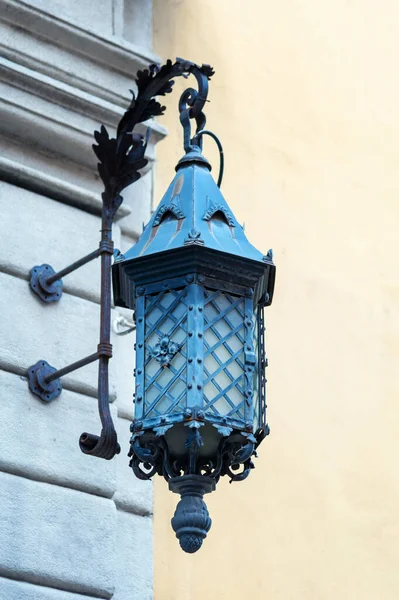 建筑物正面的旧街灯笼照明 城市街道上的暮色 建筑物照明 复古灯笼照明 暖光发光 照明和老式灯笼 — 图库照片