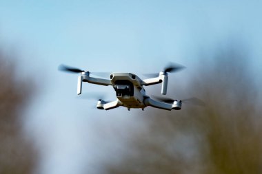 Helikopterin uçuşu. Fotoğraf ve video çekimi için modern teknoloji