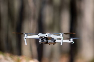 Helikopterin uçuşu. Fotoğraf ve video çekimi için modern teknoloji