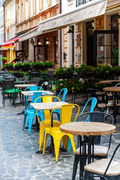 Eski kasabadaki açık hava kafeteryasında. Kafedeki boş terasta sandalyeler ve masa. .