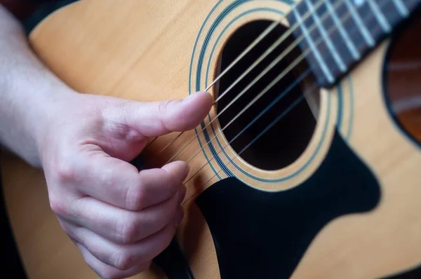 Der Musiker Spielt Akustikgitarre Musikerhand Aus Nächster Nähe — Stockfoto