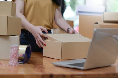 Ürünleri çevrimiçi satmak, paketlemek, paket taşımak, müşterilere teslim etmek..