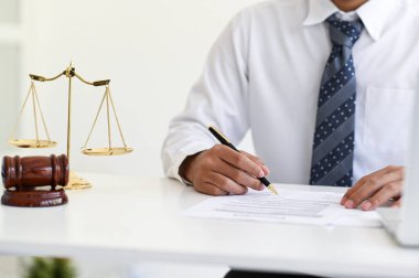 İş sözleşmesi imzalamak veya avukat tutmak yasal imzalama ve dava anlaşmalarını tavsiye eder.