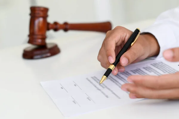 Assinar Contrato Comercial Advogado Aconselha Assinatura Legal Acordos Litígio — Fotografia de Stock