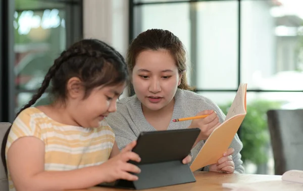 Asiática Chica Estudiando Privado Con Tutor Casa Hermanos Enseñando Tareas — Foto de Stock