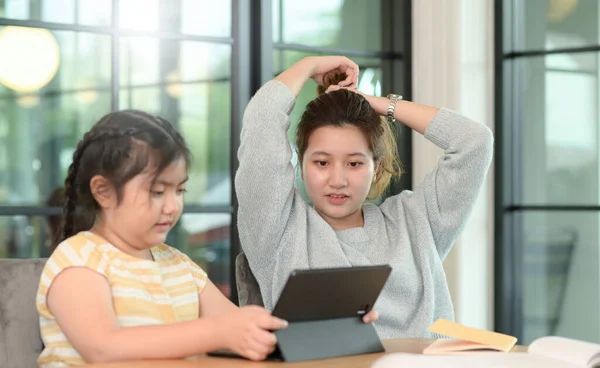 공부하는 아시아인 아이들 집에서 형제들 숙제를 가르치고 온라인 학습을 있습니다 — 스톡 사진