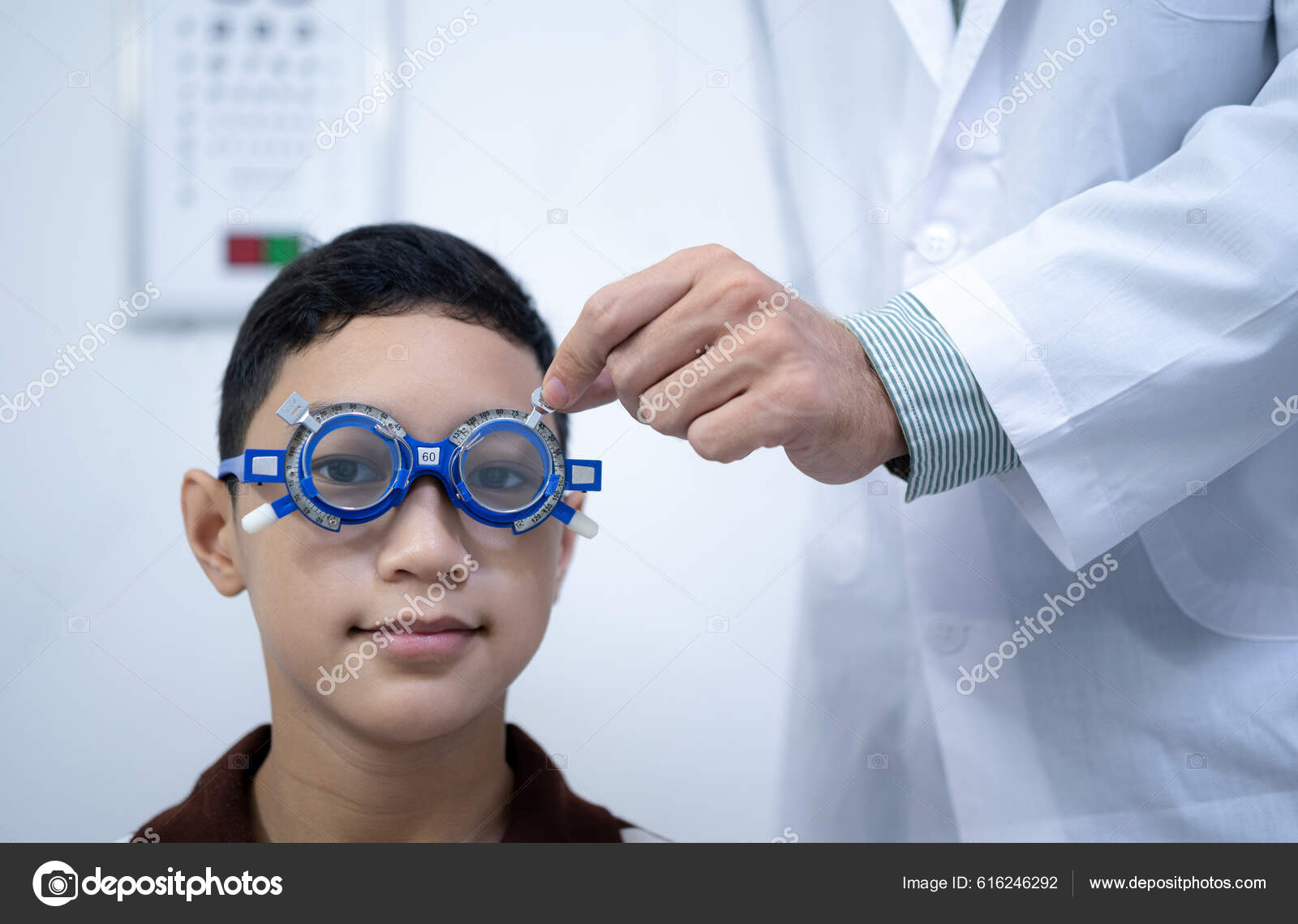 Oftalmologo Usa Gafas Prueba Ocular Para Probar Lentes Adecuadas Ninos Foto de stock 616246292 poungsaed